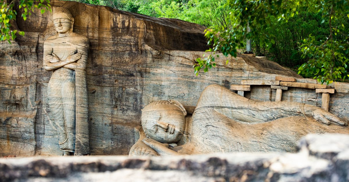 Statuie calugar Ananda Gal Viharaya - Sri Lanka