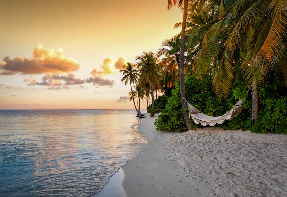 Hamac pe plaja in Maldive