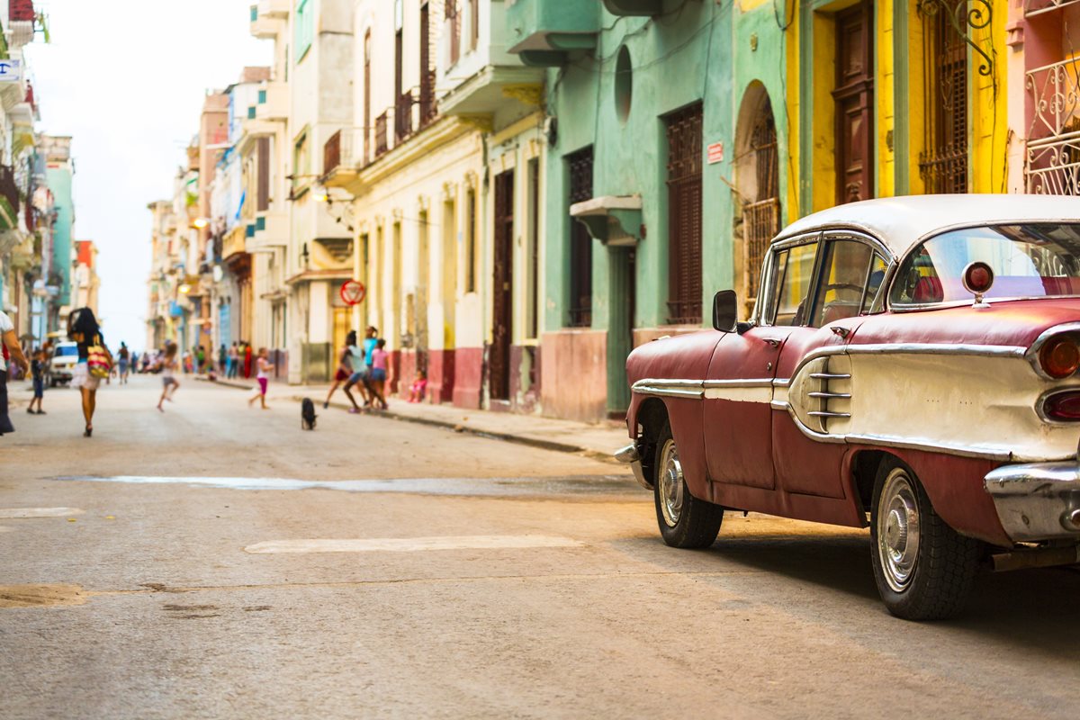 Strada din Havana cu masina de epoca - Cuba