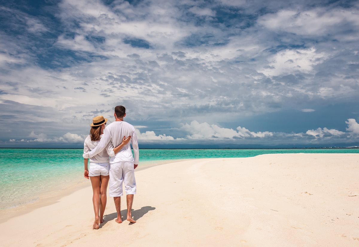 Cuplu pe plaja in Maldive